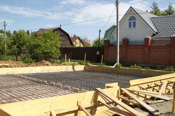 Wapening van beton met metalen staven verbonden door draad. Pre — Stockfoto