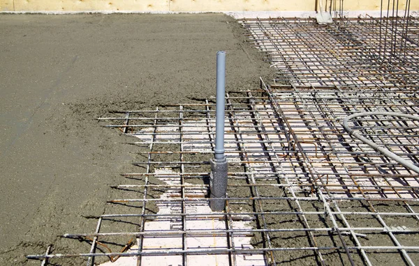 Beton in vorbereitete Stelle mit Stahlrahmen gießen — Stockfoto