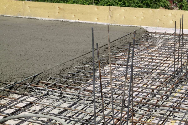 Lití betonu do připravené místo s zesílená kovovým rámem — Stock fotografie