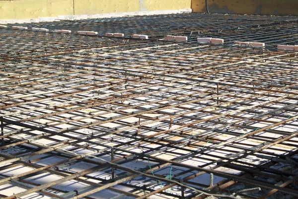 Zicht op wapening van beton met metalen staven verbonden door w — Stockfoto