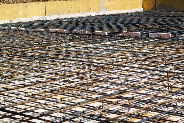 Vista de perto de reforço de concreto com hastes de metal conne — Fotografia de Stock