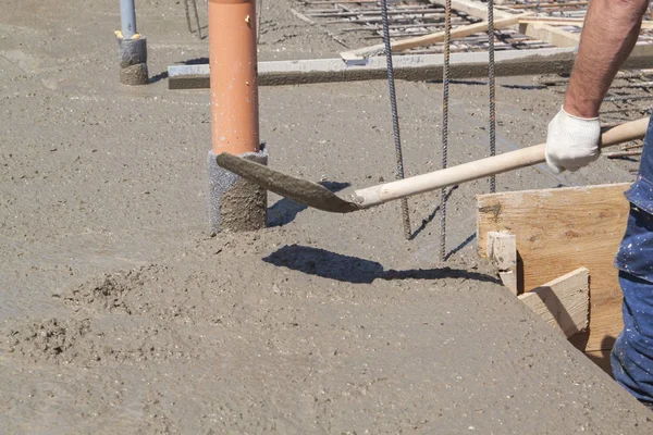 Trabalhador nivelamento laje de concreto fresco com uma ferramenta de trabalho especial — Fotografia de Stock