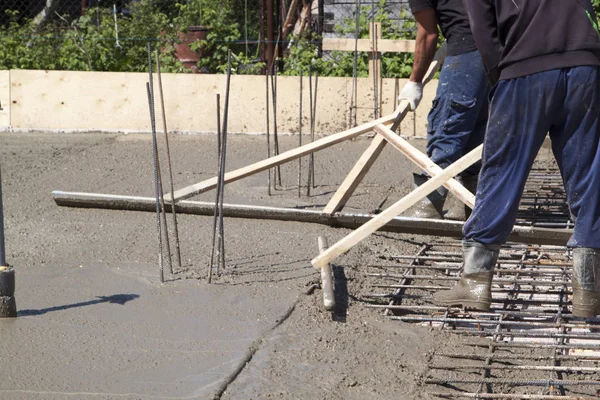 특별한 작업과 신선한 콘크리트 슬래브를 평준화 두 노동자 — 스톡 사진