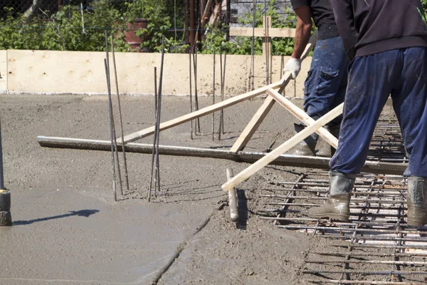 özel bir çalışma ile taze beton levha tesviye iki işçi 