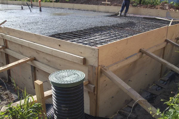 Arbetstagare utjämning färsk betongplatta med en speciell arbetsredskap — Stockfoto