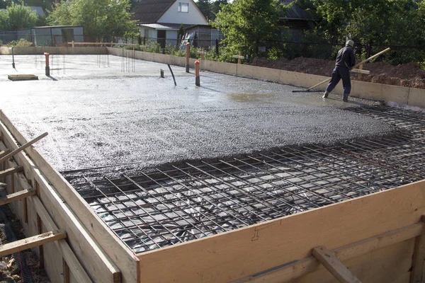 Işçi özel bir çalışma aracı ile taze beton levha tesviye — Stok fotoğraf