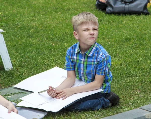 Ξανθιά αγόρι μαθαίνοντας να ζωγραφίσει αντικείμενα σε εξωτερικούς χώρους σε Plein Air — Φωτογραφία Αρχείου
