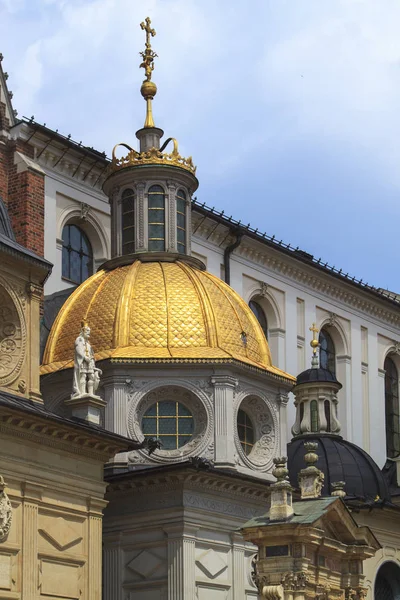Närbild av den kungliga Ärkekatedralen Basilica of Saints stan — Stockfoto
