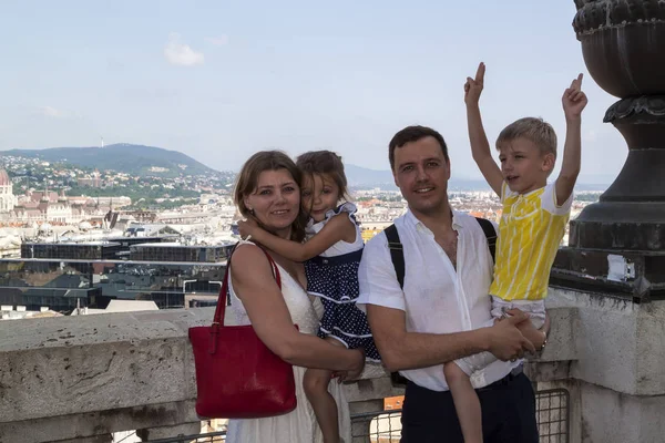 Çocuklarla keyifli bir yolculuk konsepti. Mutlu ebeveynler ve