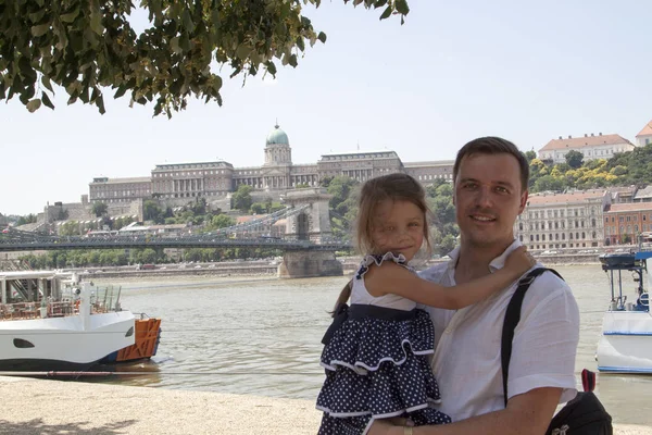 Buon padre con figlia si trova sulle rive del Danubio riv — Foto Stock