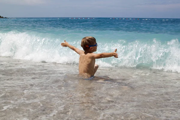 Kinder spielen mit den Wellen des Meeres — Stockfoto