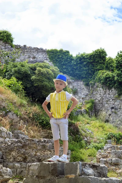 Ragazzo sale le rovine di un antico edificio — Foto Stock