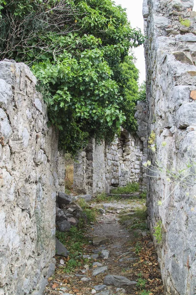 Вид на Старовинні вулички в руїнах старий бар, стародавня фортеця — стокове фото
