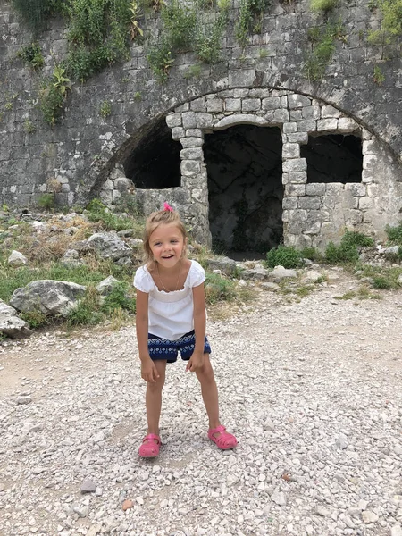 Piccola ragazza allegra con un sorriso dimostra che lei è stanca di cli — Foto Stock