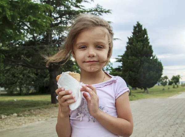 Chica comiendo helado en vacaciones —  Fotos de Stock