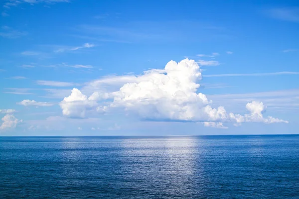 Nuvens brancas bonitas no céu azul sobre o mar calmo — Fotografia de Stock