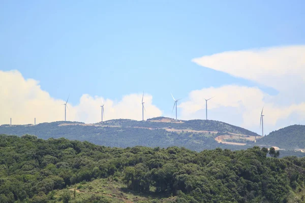 Ветряные мельницы для производства электроэнергии на горе — стоковое фото