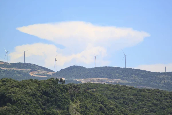Ветряные мельницы для производства электроэнергии на горе — стоковое фото