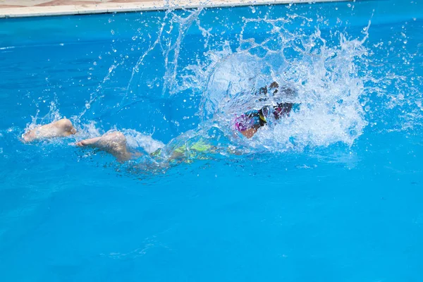 Salpicos de água após o salto do bebê na piscina — Fotografia de Stock