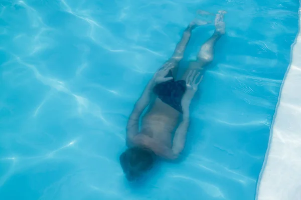Хлопчик занурюється в басейн — стокове фото