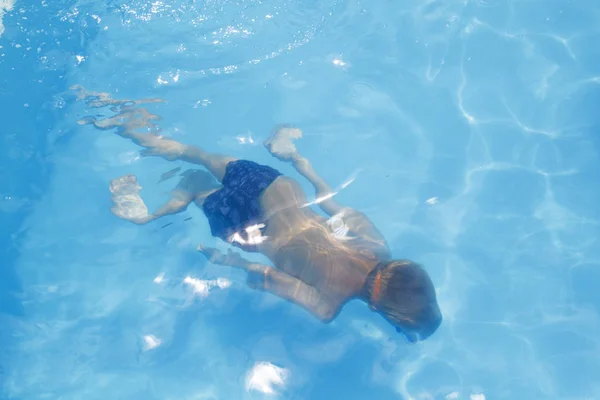 Junge taucht in den Pool — Stockfoto