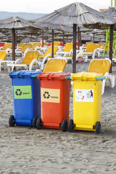 Três caixas de reciclagem coloridas na praia — Fotografia de Stock