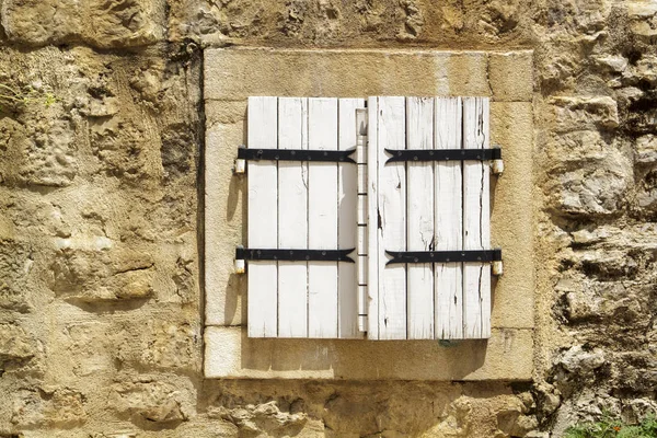 Muro de piedra con persianas de madera cerradas ventana en el casco antiguo de Budva — Foto de Stock