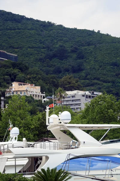 Blick auf die Yachten auf der Seebrücke und den Berg in Budva im Mont — Stockfoto