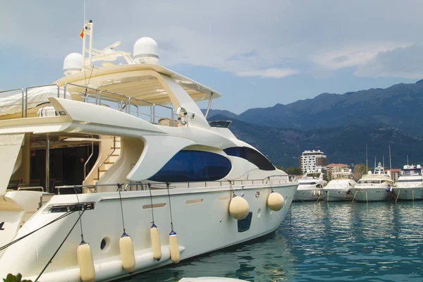 Mont Budva rıhtım ve dağ üzerinde yat görünümü