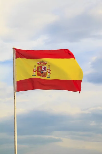 Bandera de España sobre un cielo azul con nubes de fondo —  Fotos de Stock