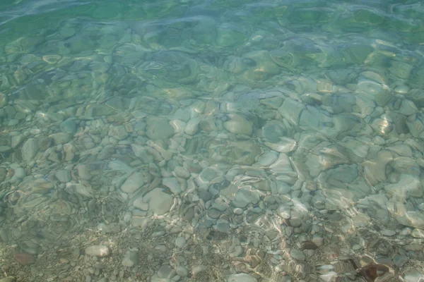 Üzerinde büyük çakıl taşları ile Akdeniz'in yakın çekim görünümü — Stok fotoğraf