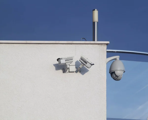 Камери безпеки на стіні з копіювальним простором . — стокове фото