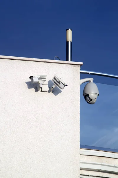 Videocamere di sicurezza sul muro con spazio di copia . — Foto Stock