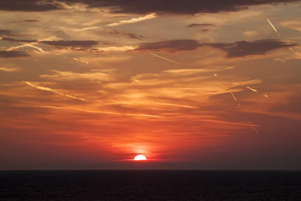 Прекрасный вид на солнце, скрывающееся за морской поверхностью. the su — стоковое фото