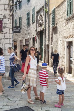 Kotor, Karadağ - 21 Haziran 2018: tra tutan güzel kadın