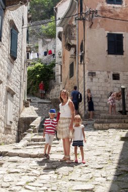 Kotor, Karadağ - 21 Haziran 2018: tra tutan güzel kadın