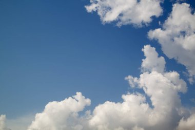 Mavi gökyüzü arka planında güzel beyaz bulutlar