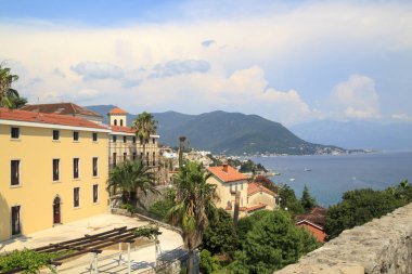 Fortre gelen Herceg Novi popüler tatil kasabası nın güzel görünümü