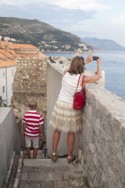 çocuklarla bilişsel rekreasyon kavramı. anne seyahat 