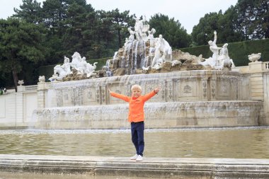 mutlu çocuk Sc bahçesinde Neptün çeşme tarafından poz