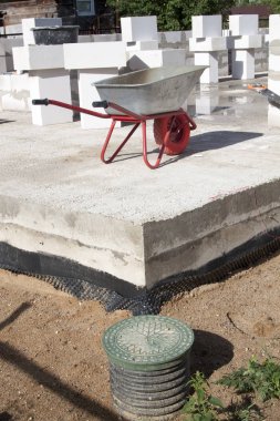 Duvarların gaz betondan inşa edildiği şantiye b