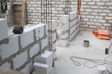 Duvarların gaz betondan inşa edildiği şantiye b