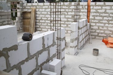 Duvarların gaz betondan inşa edildiği şantiye b