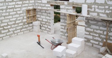 Duvarların gaz betondan inşa edildiği şantiye b