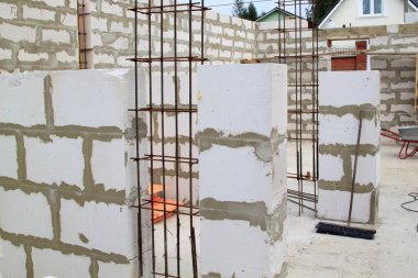 yapım aşamasında bir kır evinin iç yakın görünümü.