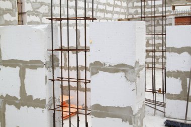 yapım aşamasında bir kır evinin iç yakın görünümü.