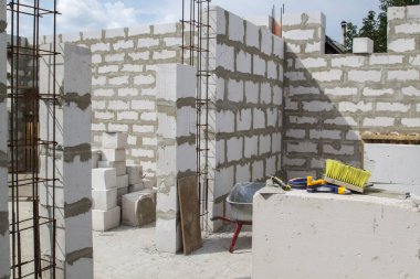 yapım aşamasında bir kır evinin iç. Hangi site th