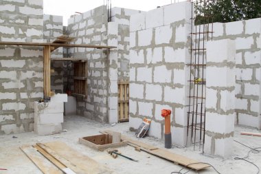 yapım aşamasında bir kır evinin iç. Hangi site th