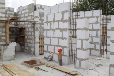 sayma tavan olmadan gelecekteki oturma odasının iç