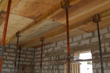 fi olacak metal tutucular ile ahşap kalıp görünümü,